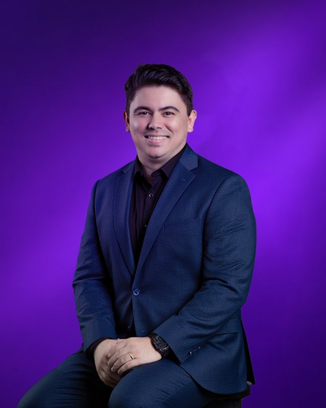 Fabrício Rodrigues, Auditor Fiscal e mentor de estudos para concursos fiscais e de controle, sentado e de terno